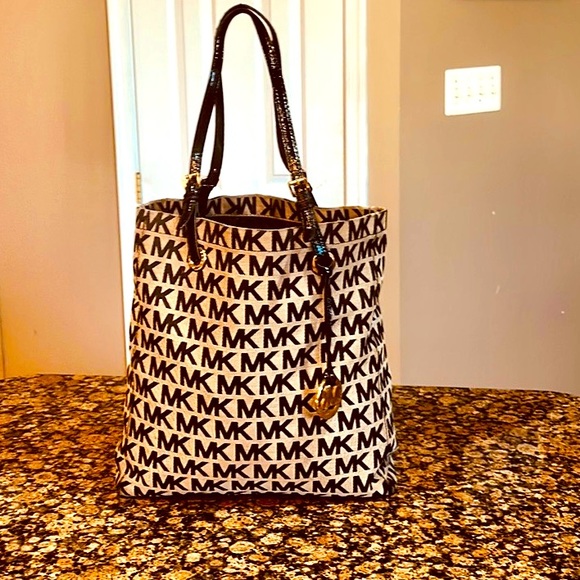 Gorgeous MICHAEL KORS Big Detailed Classy Tote Hand Bag . - Picture 1 of 9